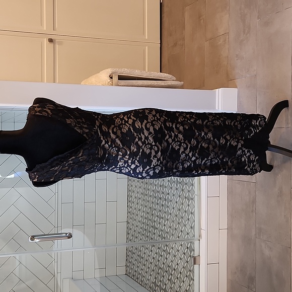 Ladie's dress - Picture 4 of 5